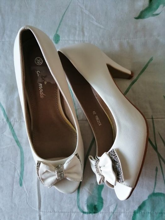 Promocao sapatos brancos de noiva salto medio baixo novos