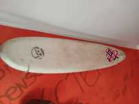 Pranchas surf  branca e amarela mais dois fatos  e capa de pano