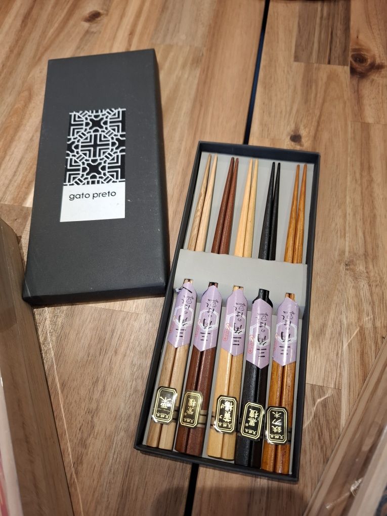 Conjunto japonês de sushi e chá/sake em porcelana do Gato Preto. NOVO