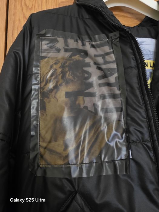 Blusao preto com carapucho e bolsos