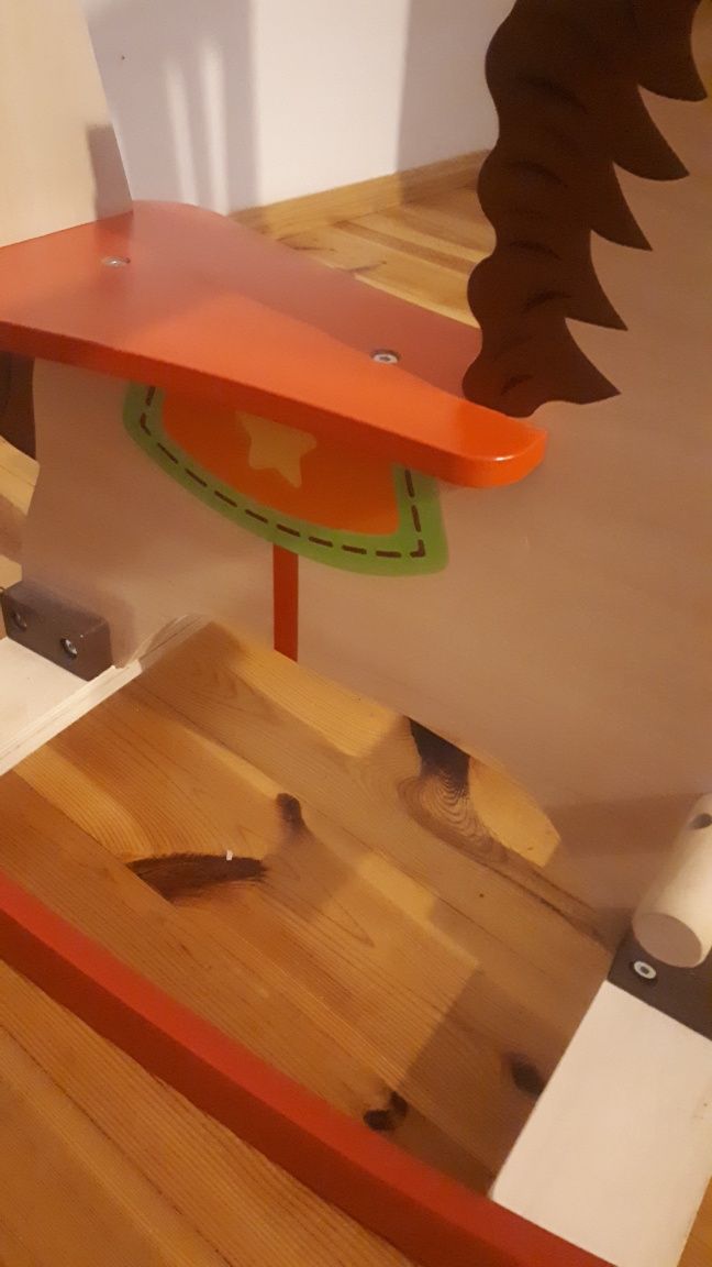 Drewniany koń na biegunach