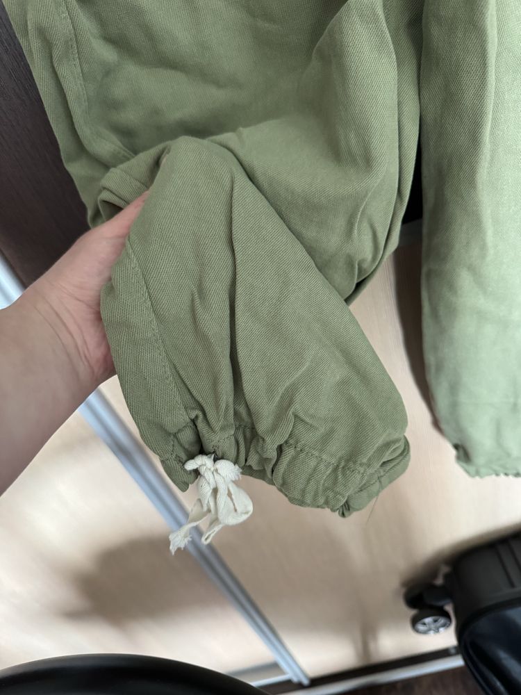 Zielone spodnie cienkie Bershka 36