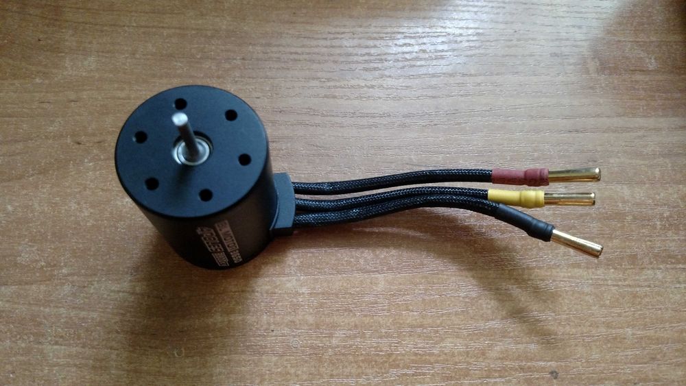Silnik Bezszczotkowy RC 3650 kV3900 4 polowy wał 3,17mm Nowy