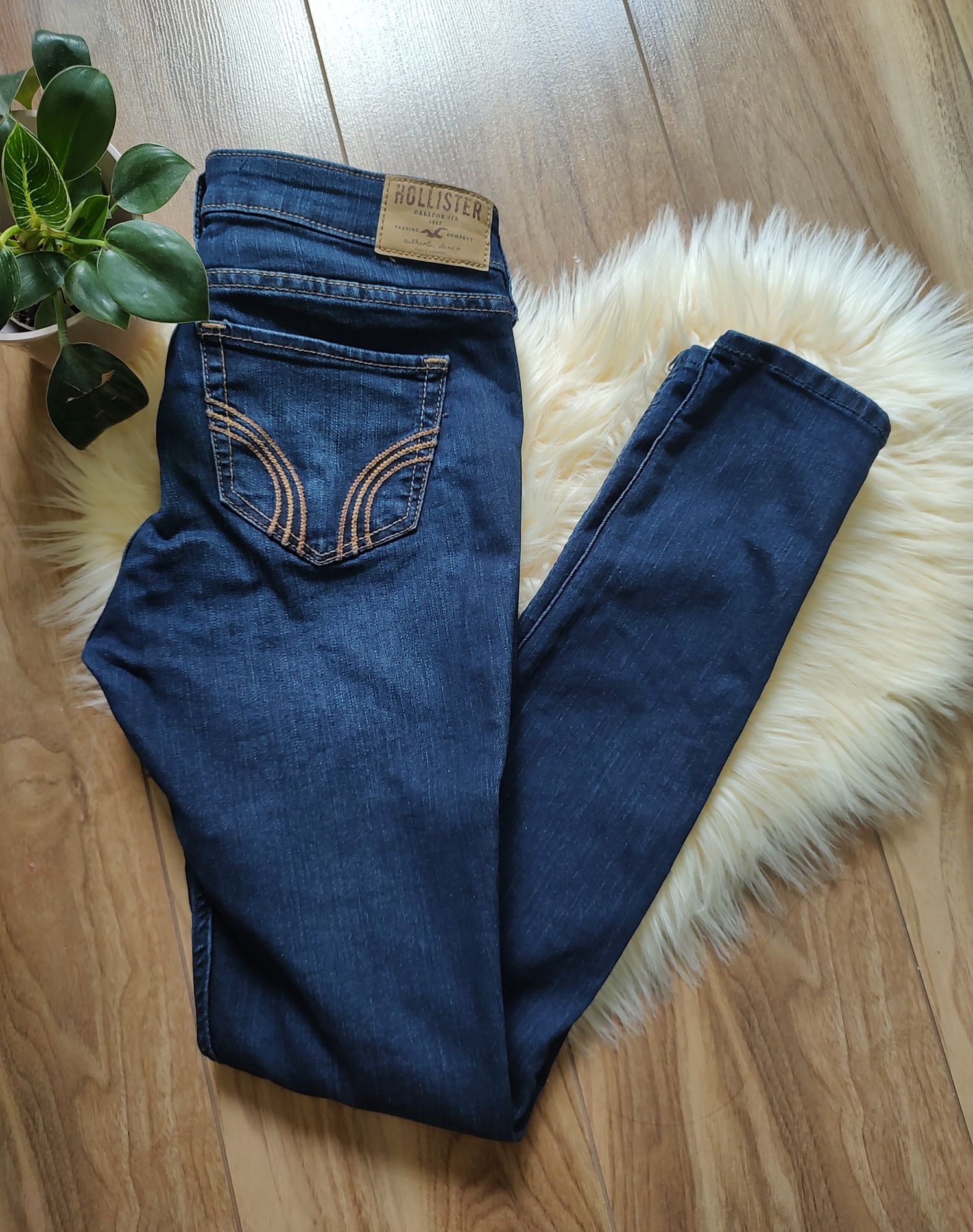 Klasyczne długie spodnie skinny jeans. Hollister Rozmiar S W25 L29