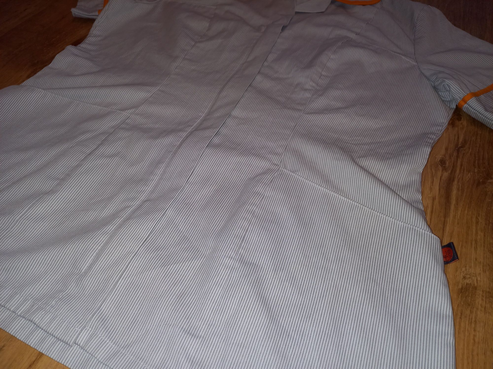 Biały mundurek (fartuch) damski w szare paski | r. 46 (3XL)