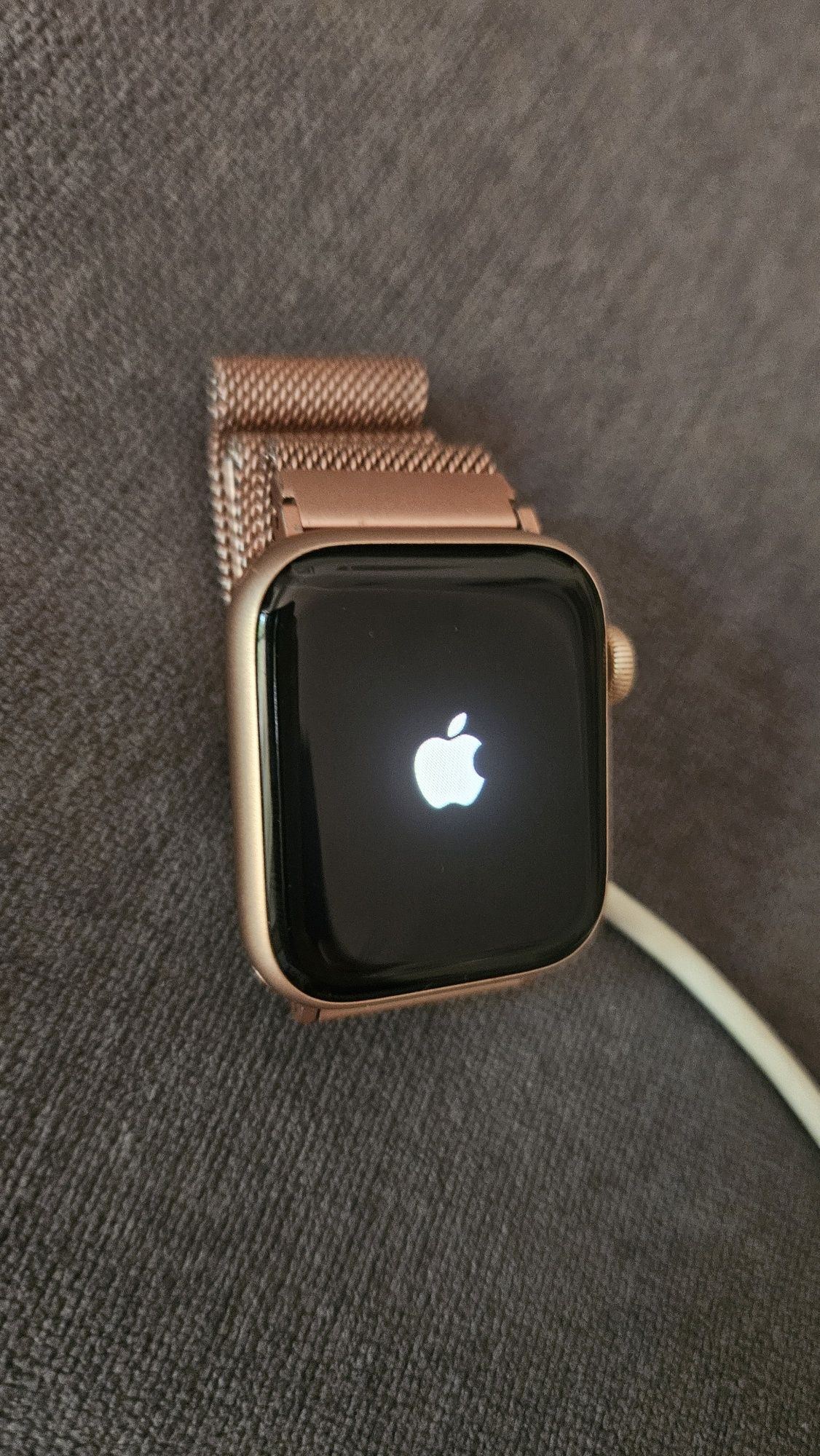 Apple Watch 4 series z GPS, plus trzy paski