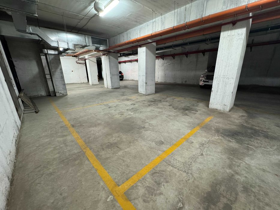 Паркомісце у підземному паркінгу в центрі міста