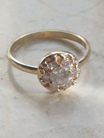 Piękny złoty pierścionek z diamentami 0.68ct. Idealny na zaręczyny.