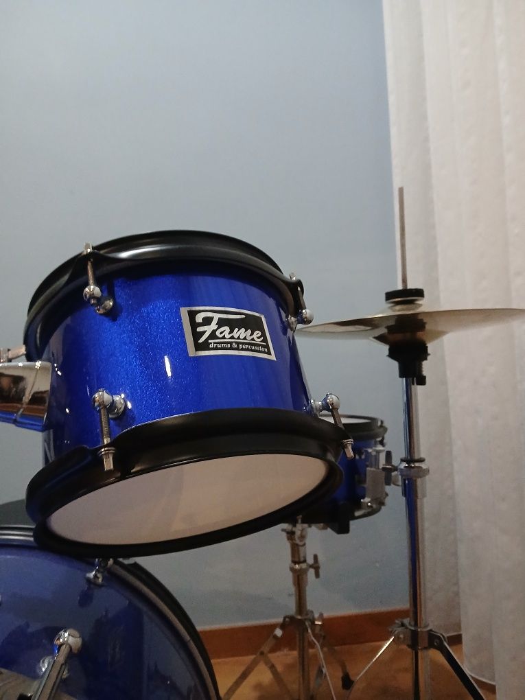 Bateria completa,com pedais e ainda banco apropriado!
