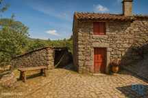 Casa T2 em Penedono e Granja de 257,00 m2