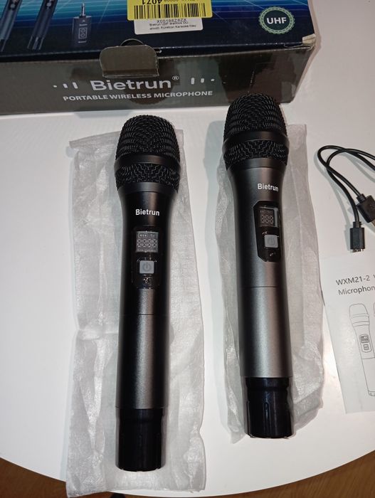 Dwa mikrofony bezprzewodowe bietrun