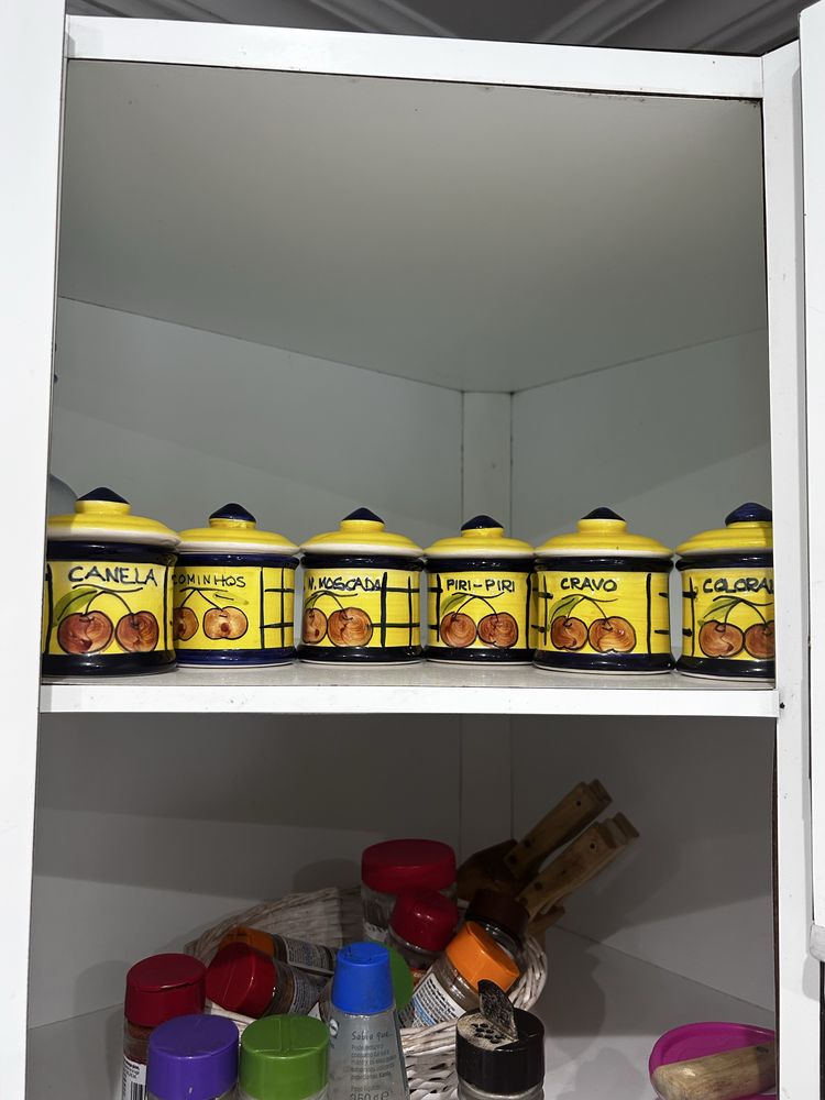 Conjunto de potes para colocar especiarias