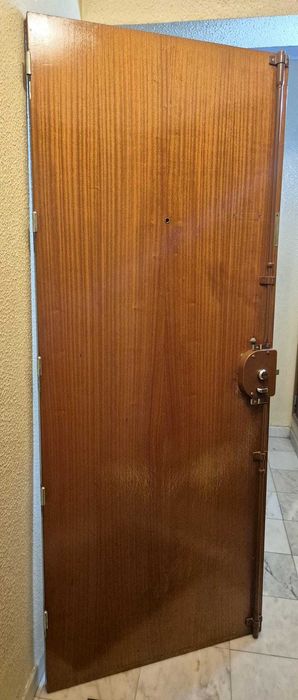 Porta em madeira com reforço interno em chapa, usada, Benfica, Lisboa
