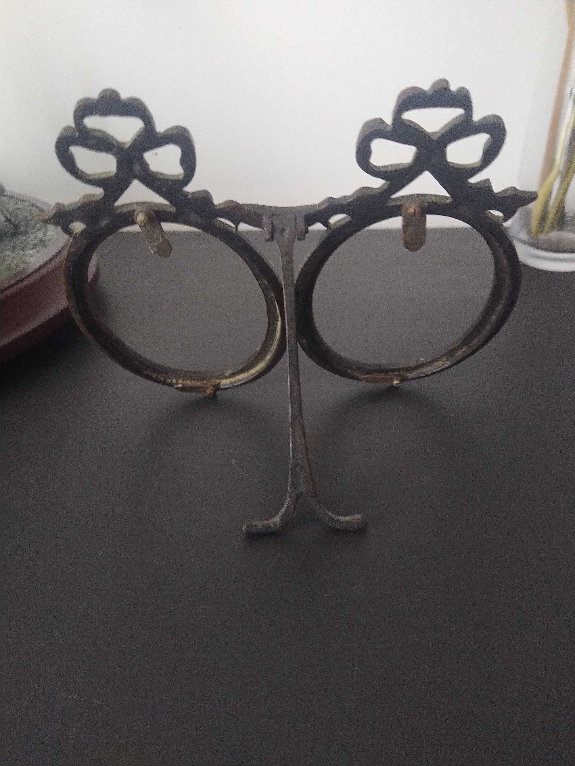 Antiga moldura dupla, em metal