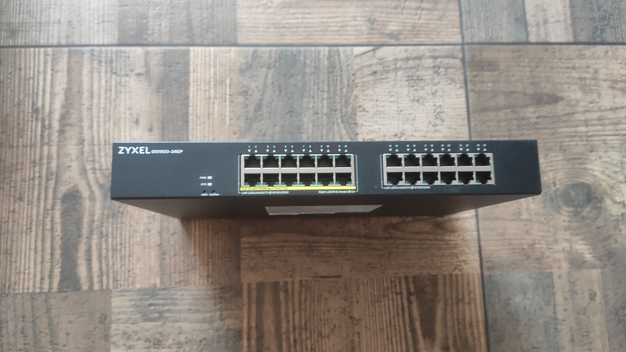 Смарт-управляемый коммутатор на 24 порта с PoE ZyXEL GS1900-24EP