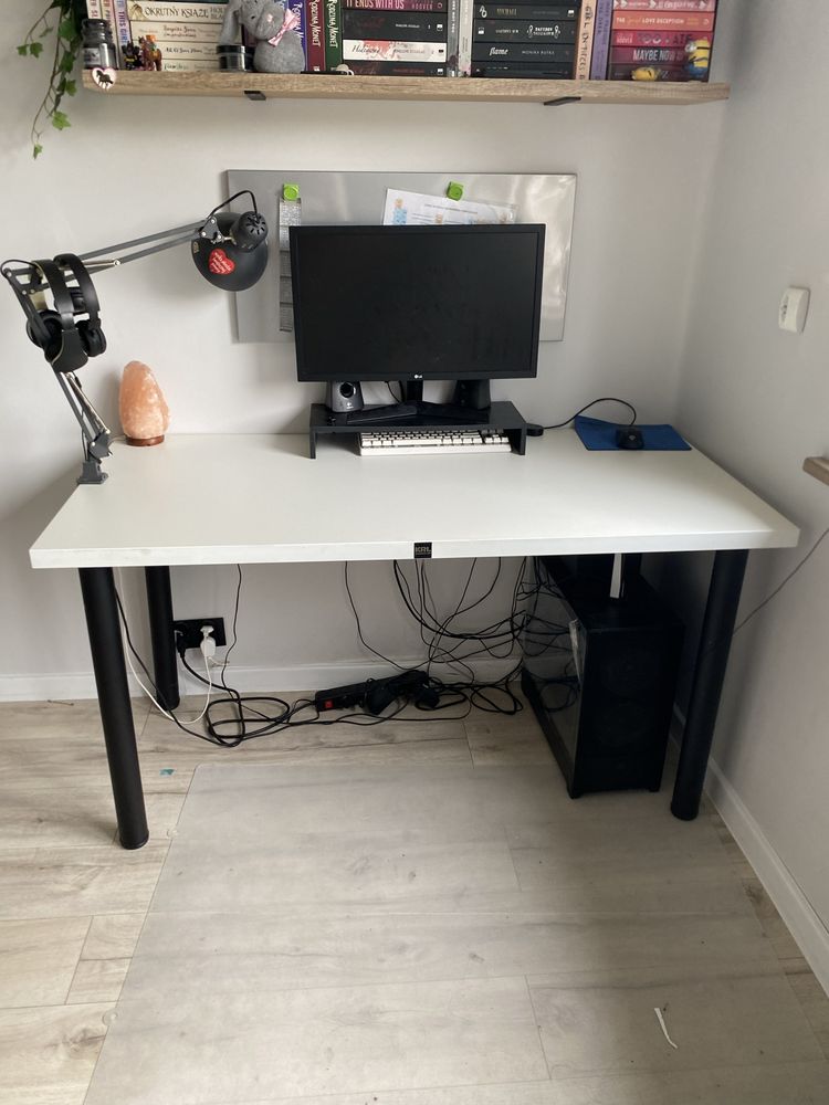 biurko białe gamingowe