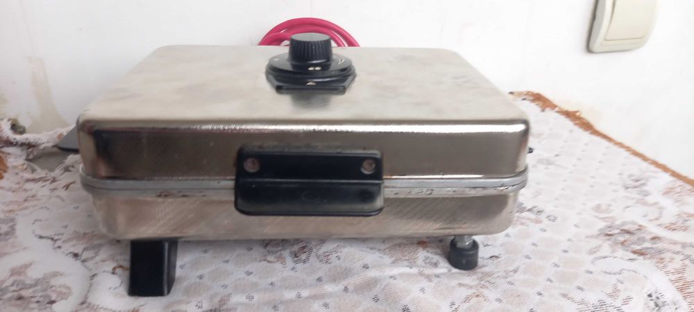 Электровафельница  с терморегулятором.