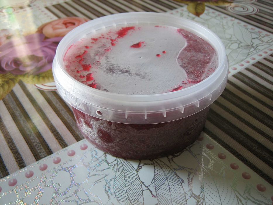 Малина. Перетерта з цукром. Малина перетертая с сахаром. Сырая малина.