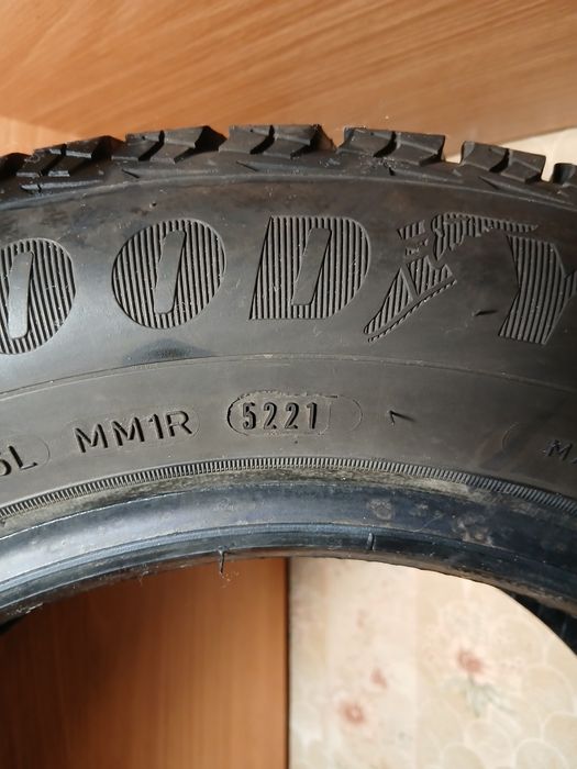 Продам майже нову резину, гума goodyear зимова, r14-185/65.