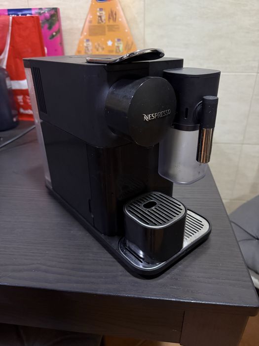 Máquina de Café DELONGHI Nespresso Lattissima