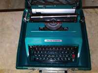 Máquina de escrever antiga da marca Olivetti