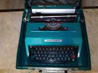 Máquina de escrever antiga da marca Olivetti