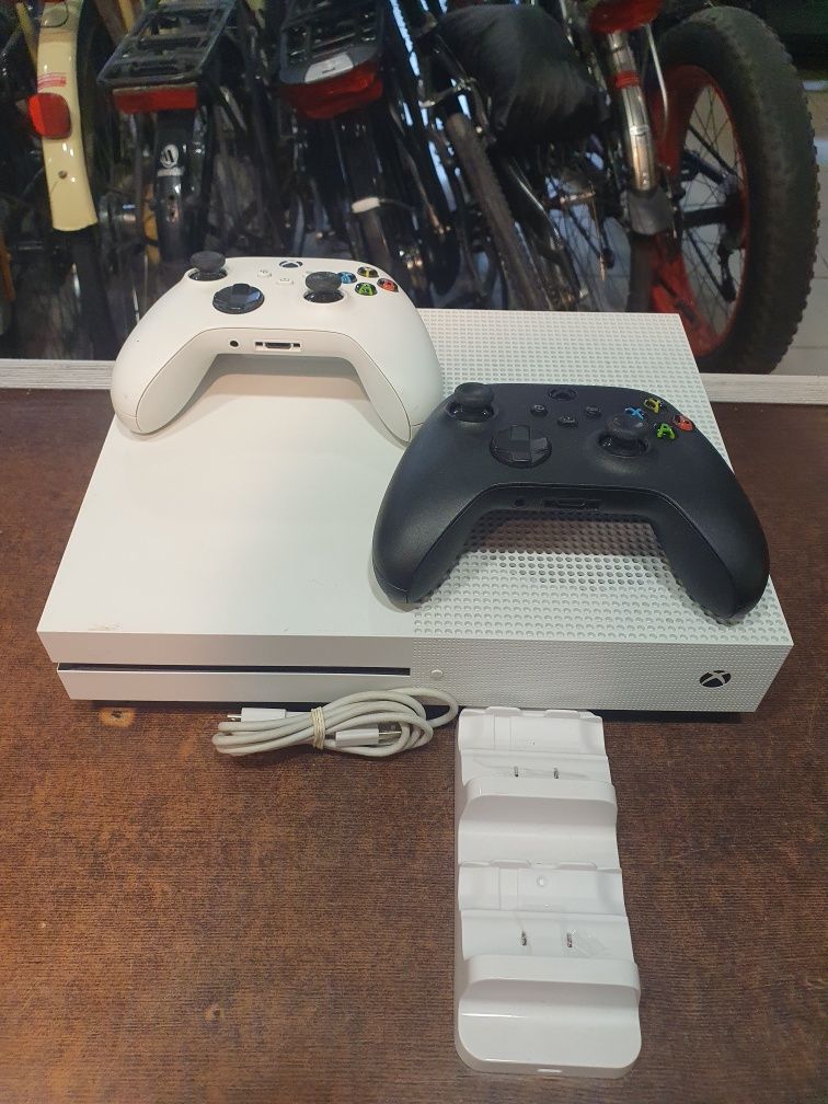 Konsola Xbox One S 500GB + 2 pady