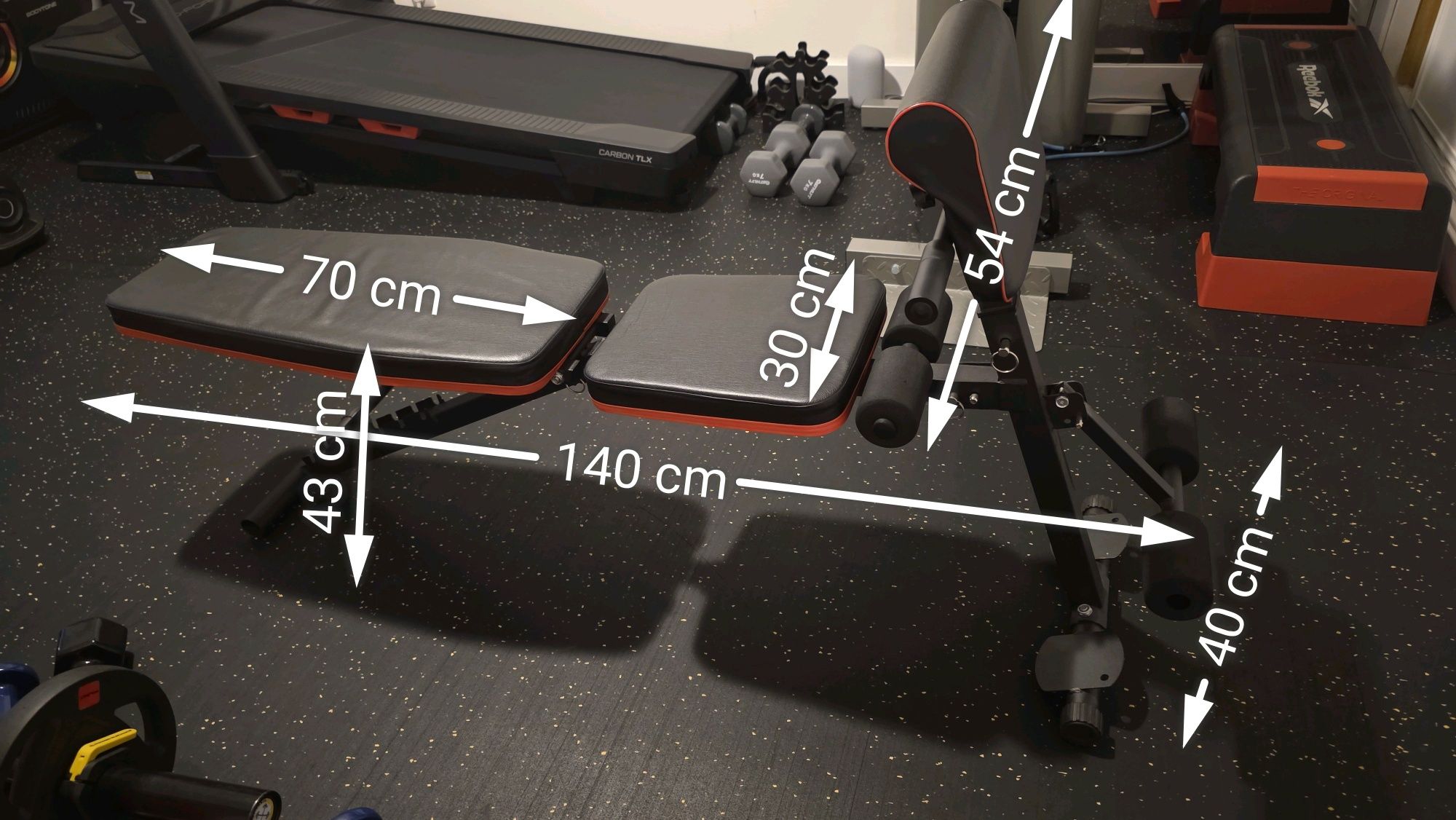 Banco de treino ajustável em ótimo estado.