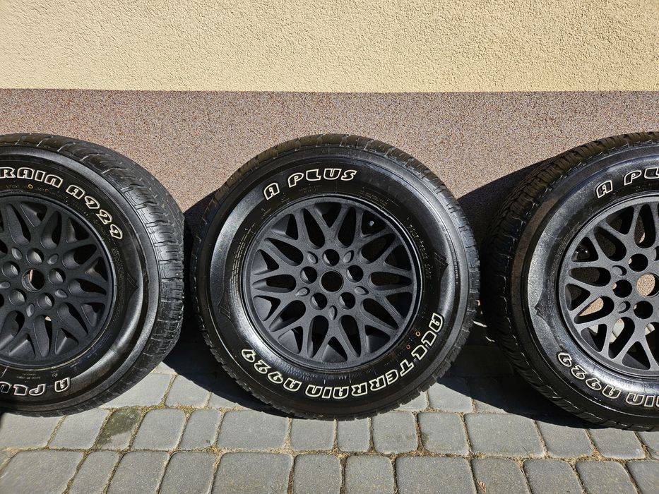 Opony z felgami AT A929 od Grand Cherokee ZJ 215/75 R15 po renowacji.