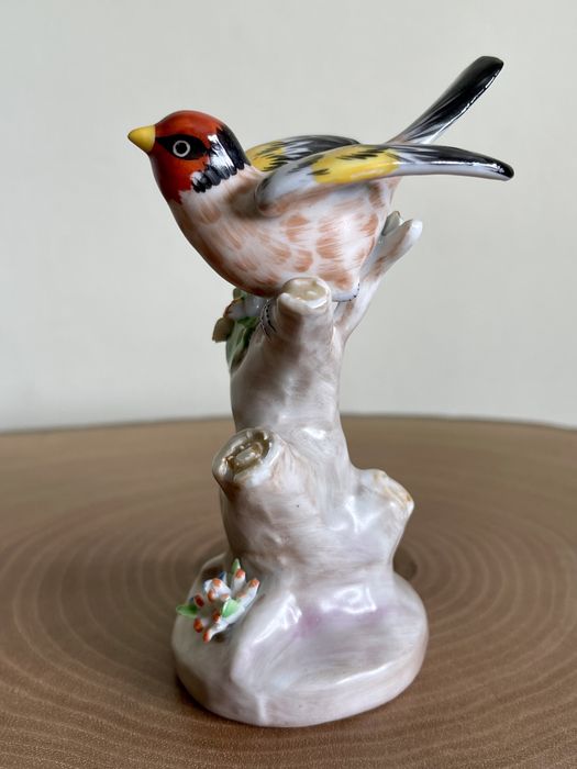 Figura porcelana Artibus Ave Passarinho Pintasilgo Biscuit
