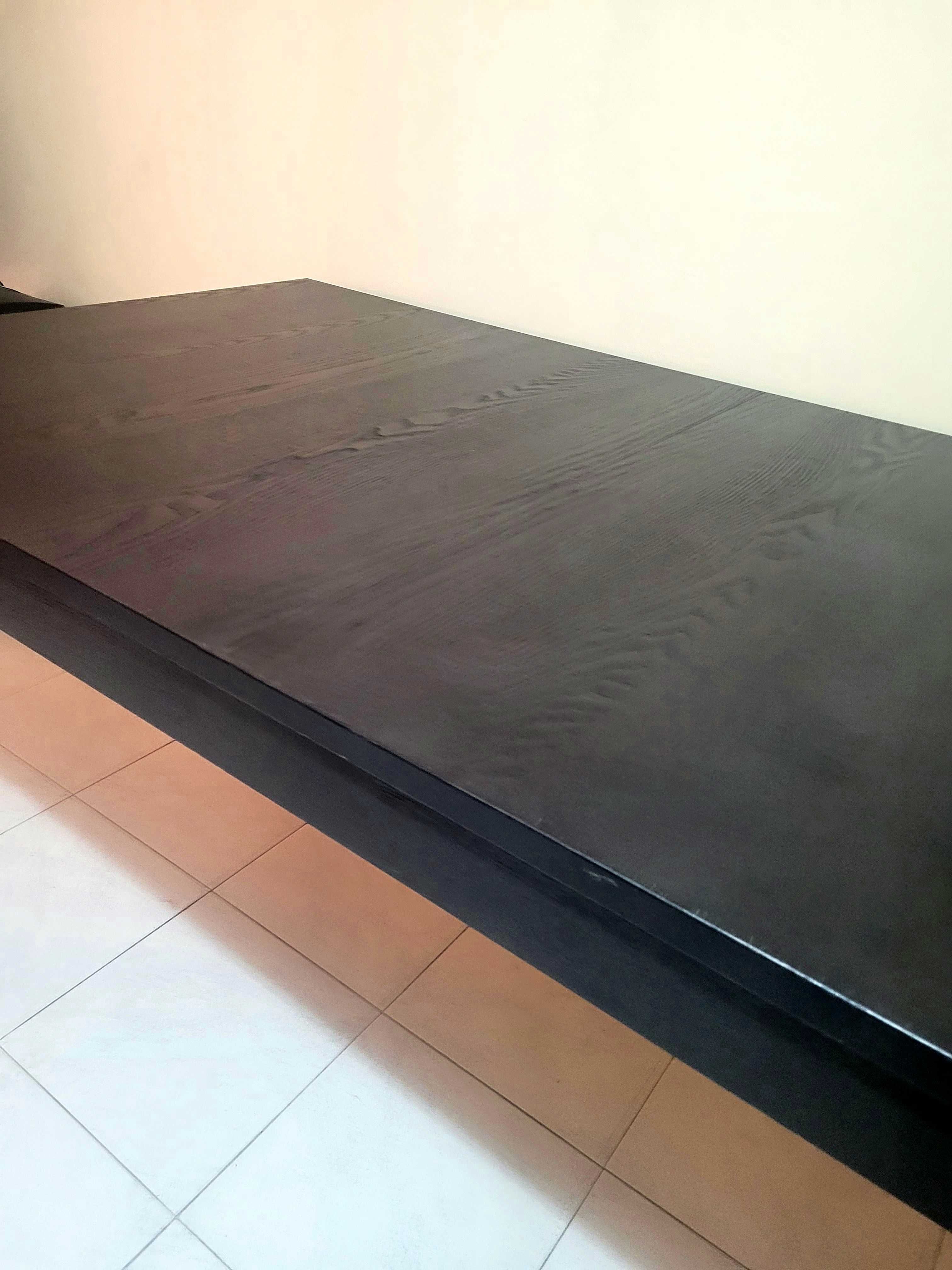 Mesa robusta de sala jantar em wenguê