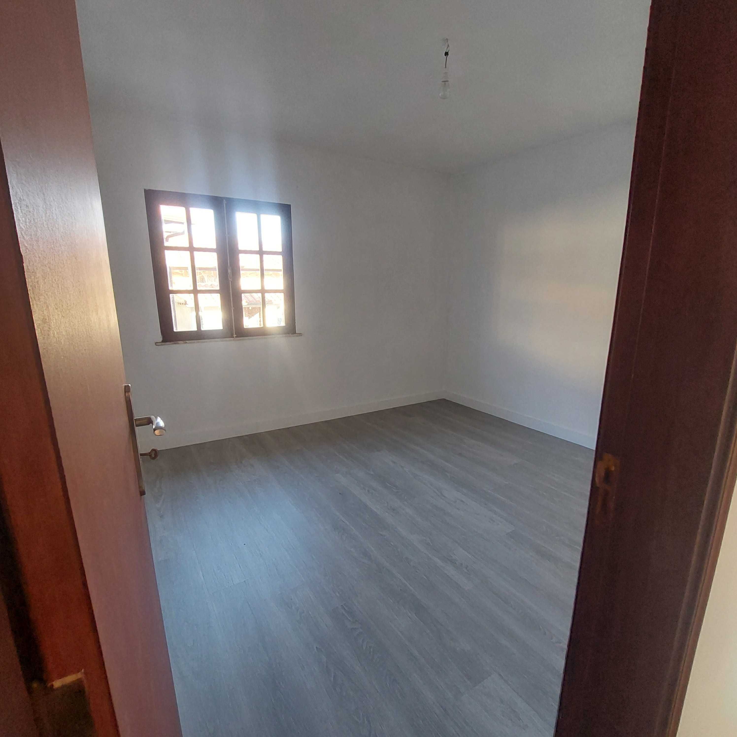 Alugo casa na aldeia com 4 quarto