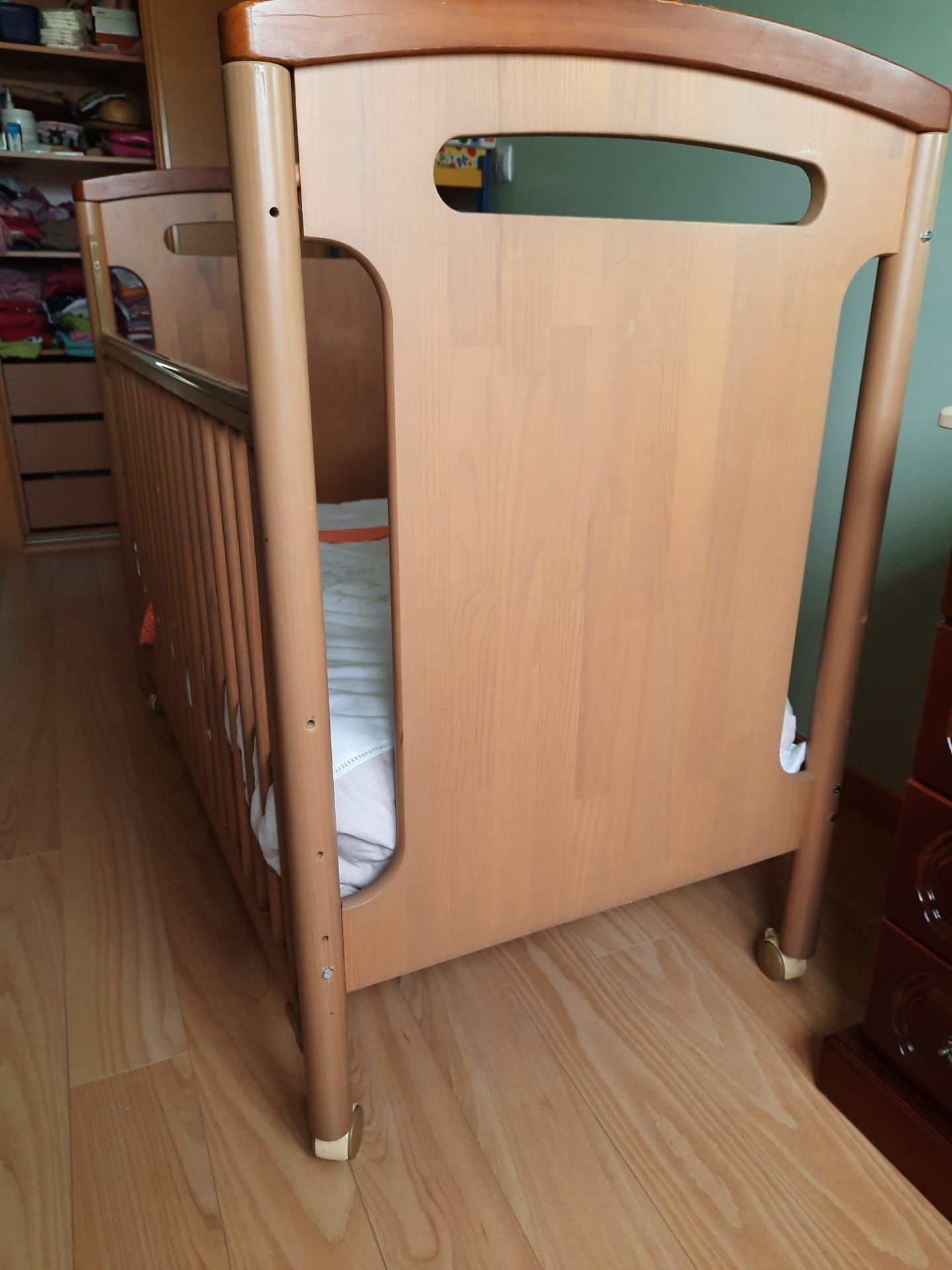 Cama de bebé de grades com colchão