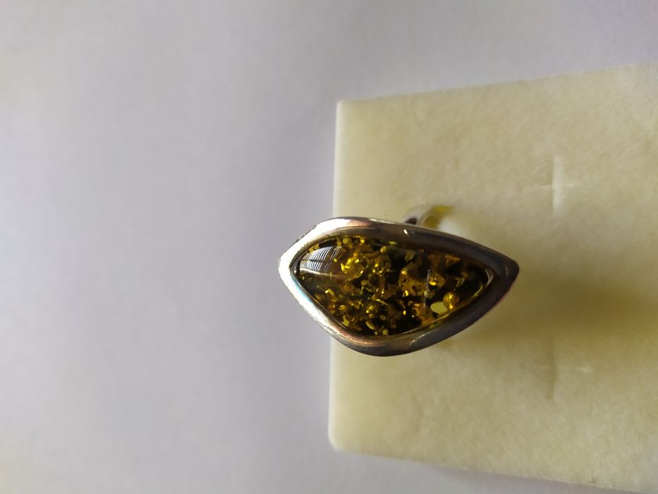 Pierścionki srebrne z bursztynem