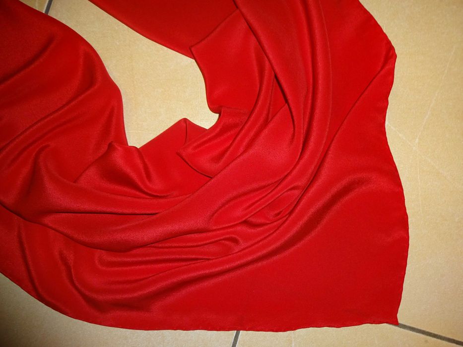 Jedwabna duża czerwona ręcznie rolowana chusta apaszka OKAZJA