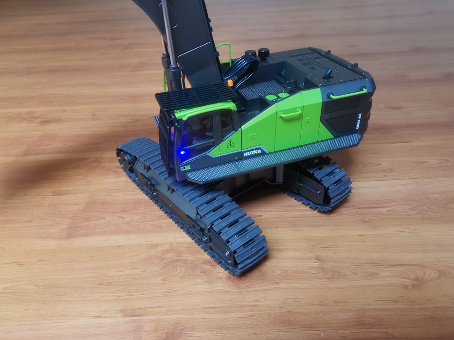 Máquina escavadora RC HUINA 1593 1:14 pá metálica 2,4GHZ.