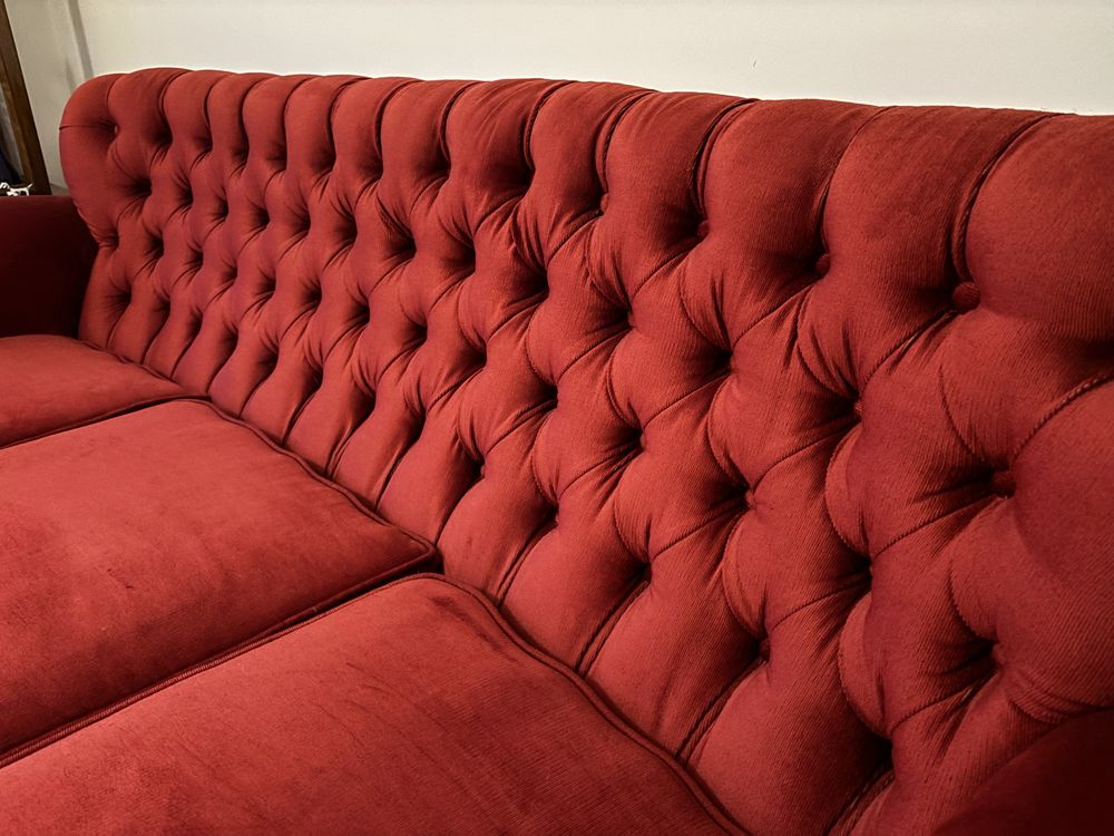 Sofá Classico Capitone em Veludo Vermelho