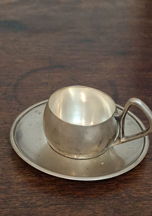 Conjunto de dois pires e duas chávenas suporte para café em prata arte