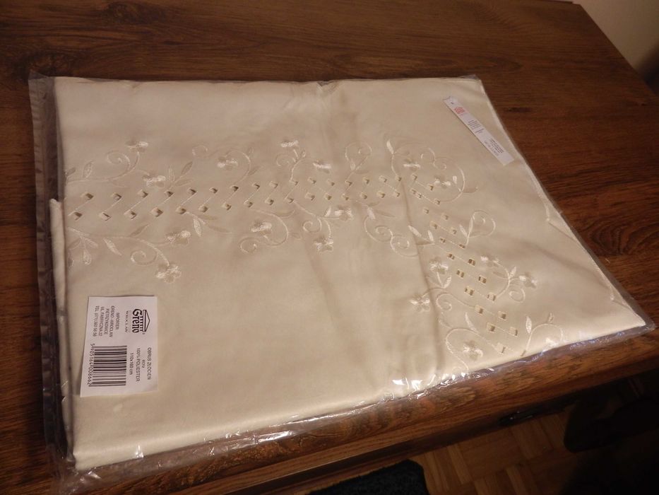 obrus ecru z haftem 110x160cm