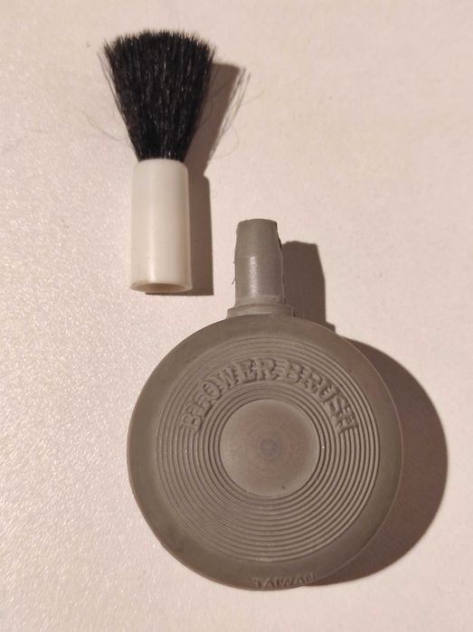 Груша для очищення оптики, об'єктивів, матриць + пензлик.