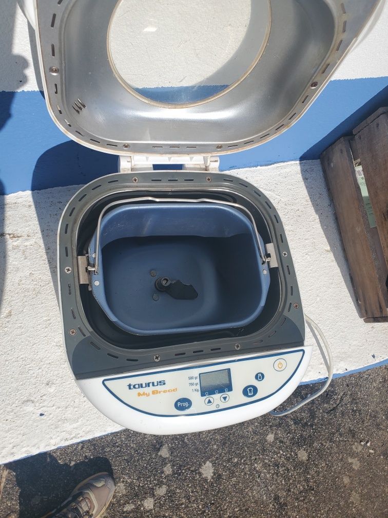 Maquina de fazer pão Taurus
