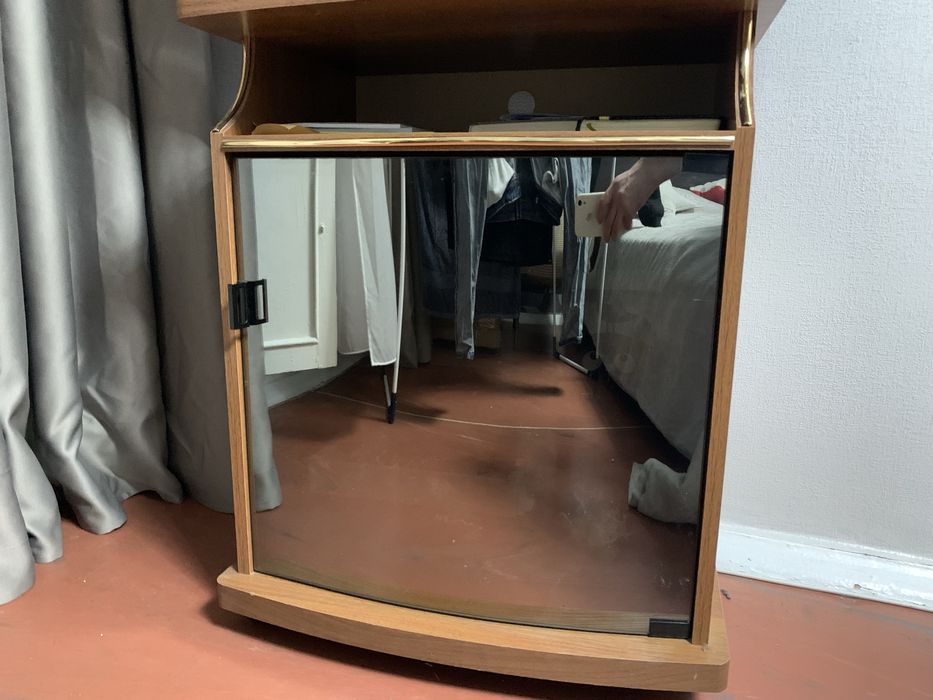 ТВ-тумба під дерево зі скляними дверцятами • Стан гарний