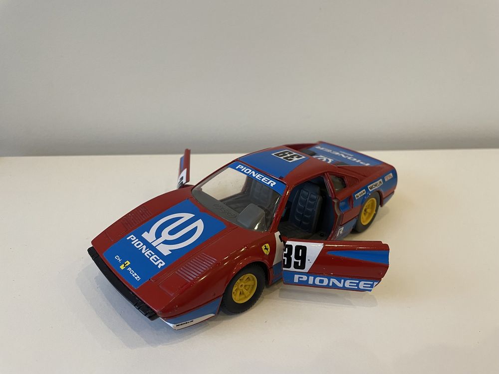 66. Model Ferrari 308GTB 1:24 BBurago Burago