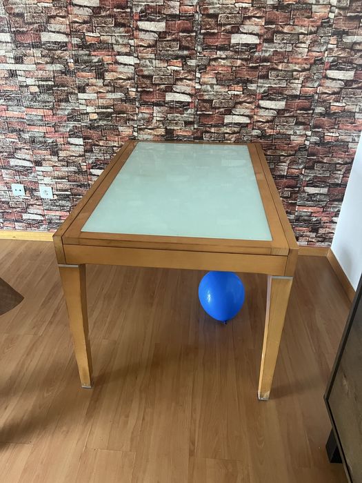 Vendo mesa ela fica maior ela vidro