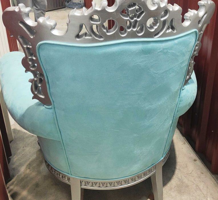 Grande cadeira de trono à venda. Veja as fotos.