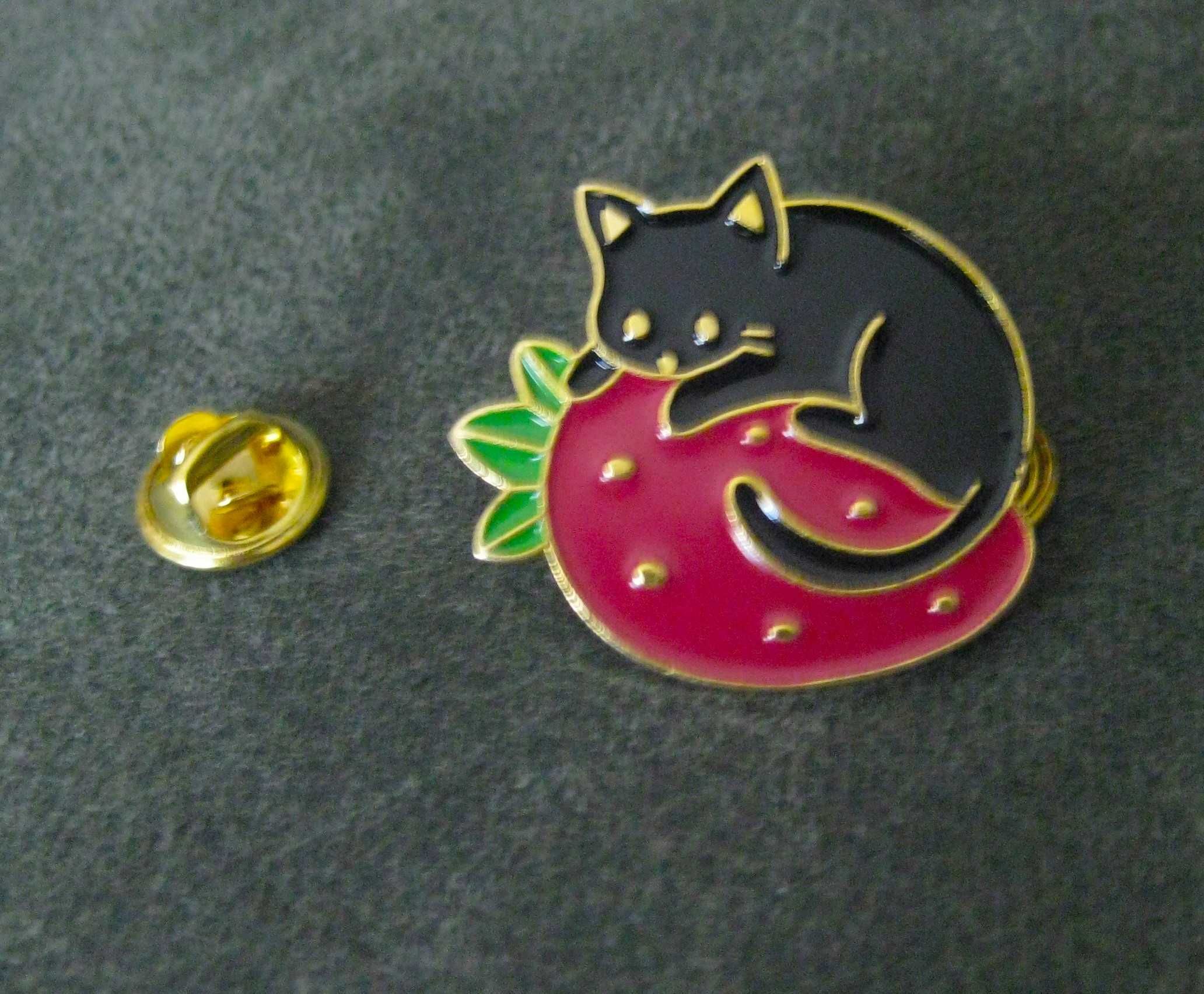 Pin Esmalte Gato em Cima do Morango NOVO