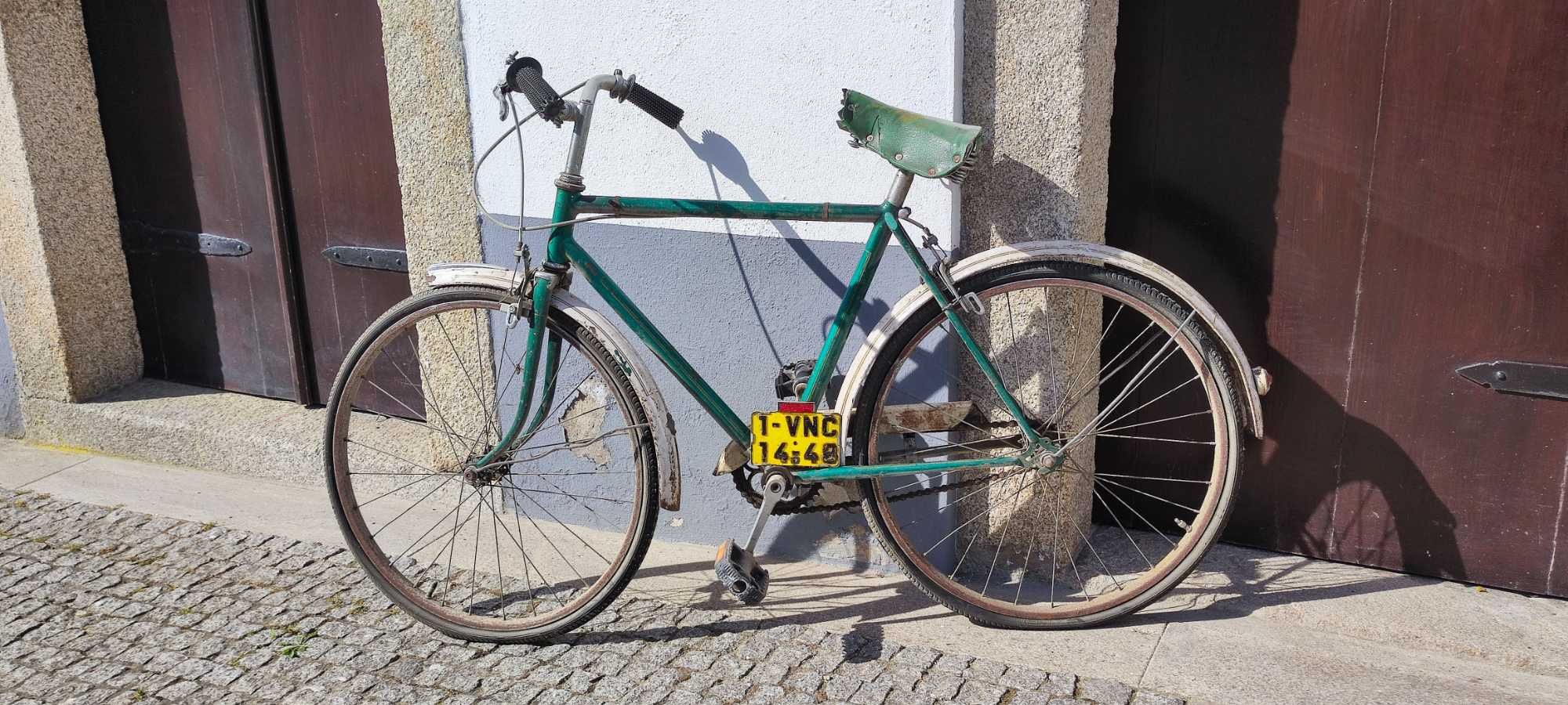 Bicicletas antigas (três)