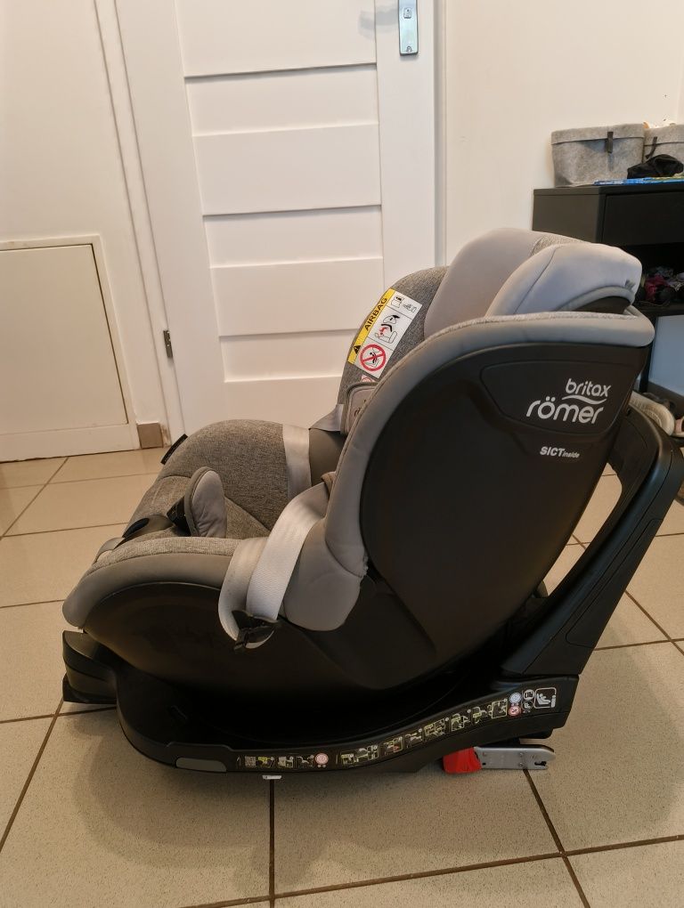 Fotelik samochodowy Britax Römer Dualfix M – obracany ISOFIX
