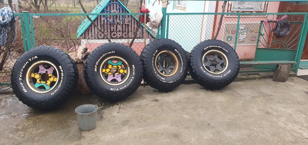 Продам шини з дисками 5х139.7 р15