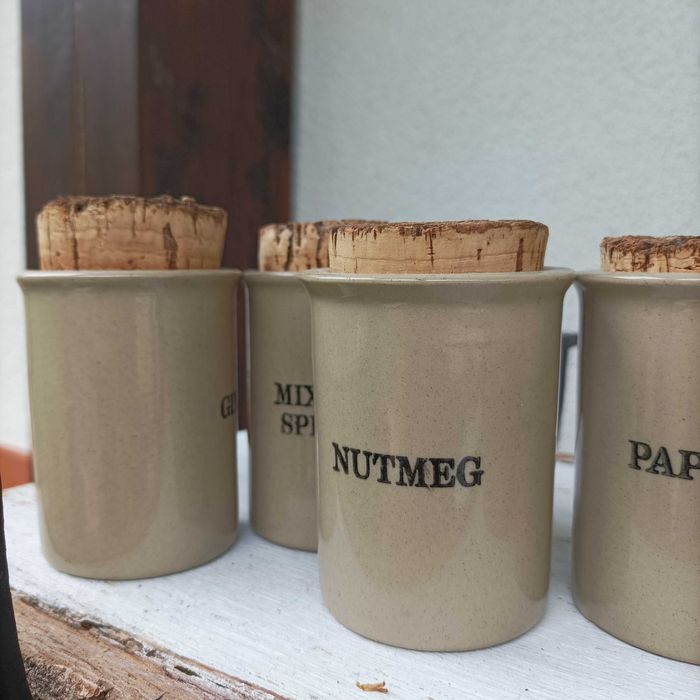 Zestaw  pojemników na przyprawy. Pojemniki. Słoje kuchenne.  Słoiki.